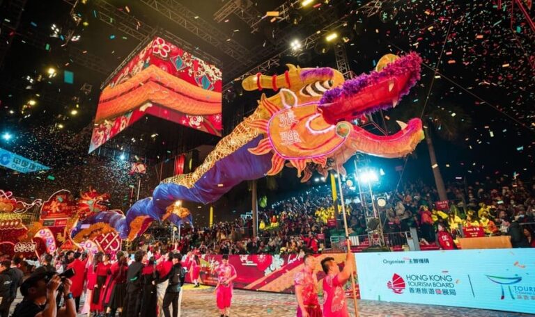 往年「新春國際匯演之夜」花車巡遊表演