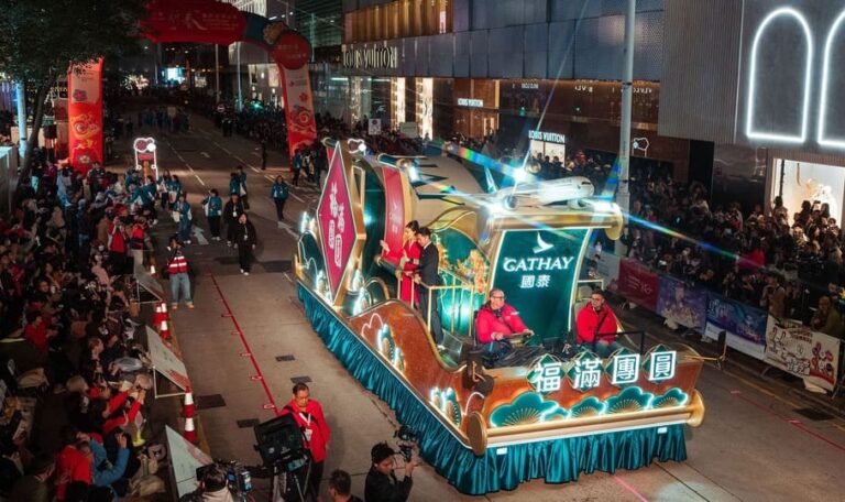 貨櫃運輸業職工總會會員駕駛花車完成整段巡遊路線